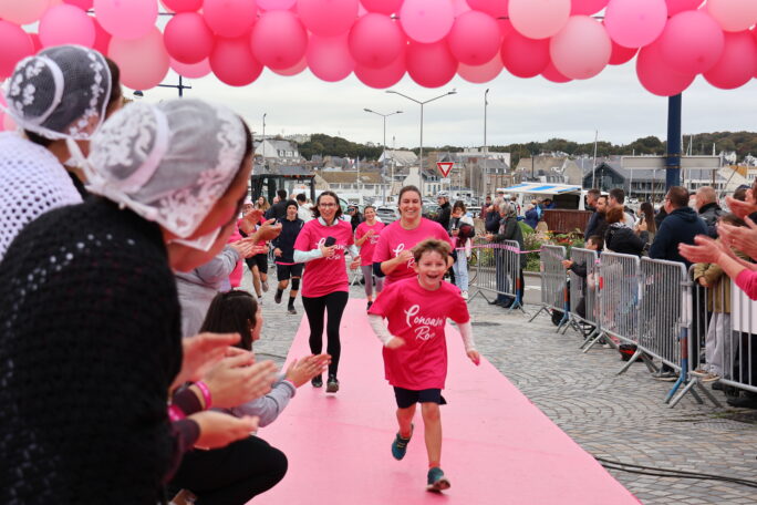 Octobre Rose à Concarneau : La Ville Bleue en Rose